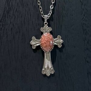 ✨ Elegant Cross Pendant Necklace with Sparkling Stone Centerpiece ✨